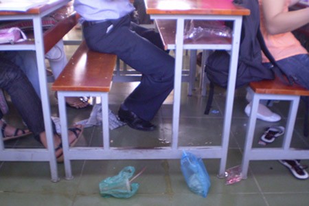 Học sinh, sinh viên không ngần ngại nhét rác vào ngăn bàn